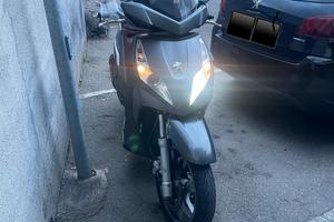 Peugeot Geopolis 300ie 2014 testata da rifare