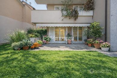 Pentalocale di 220mq su un unico livello, giardino