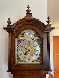 Orologio a pendolo da pavimento in legno