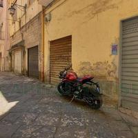 S2 in centro: box fronte strada