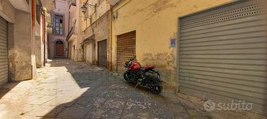 S2 in centro: box fronte strada