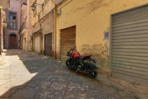 S2 in centro: box fronte strada