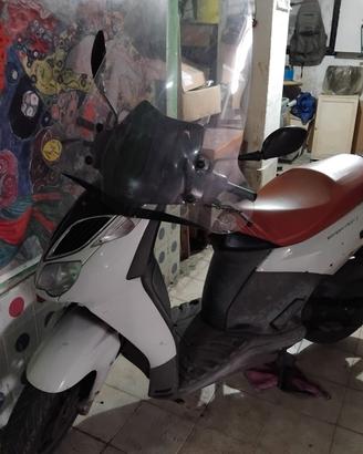 Aprilia Sportcity 125, anno 2004