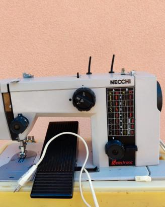 Macchina per cucire Necchi modello 579