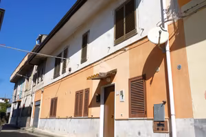 CASA SEMINDIPENDENTE A MONTECORVINO ROVELLA