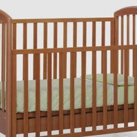 Lettino in legno scuro con materasso e lenzuolini