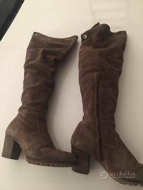 Stivali scamosciati al ginocchio