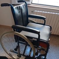 Sedia a rotelle con cuscino anti decubito