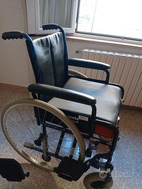Sedia a rotelle con cuscino anti decubito