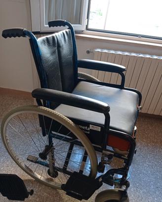 Sedia a rotelle con cuscino anti decubito