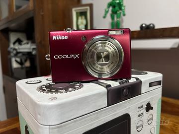 Nikon S570 (chi ha una Ricoh GRIII X legga)