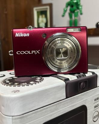 Nikon S570 (chi ha una Ricoh GRIII X legga)