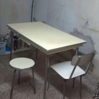 Tavolo, sedia e sgabello vintage in formica