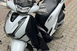 Scooter sh honda 125 bianco