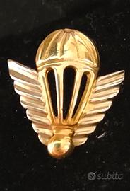 Spilla paracadute in oro in collezione 