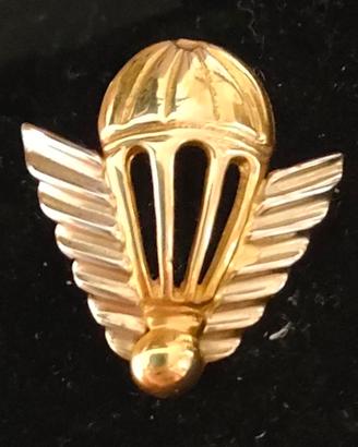 Spilla paracadute in oro in collezione 