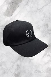 🧢 Cappellino nero con smile ricamato frontale 