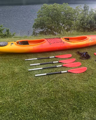KAYAKS