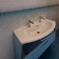 Mobile bagno con lavello.