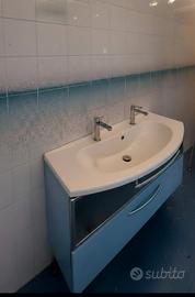 Mobile bagno con lavello.