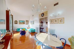 Appartamento con ingesso indipendente e ufficio ad