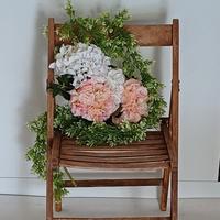 sedia legno esposizione con fiori artificiali e...