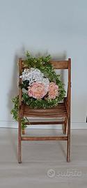 sedia legno esposizione con fiori artificiali e...