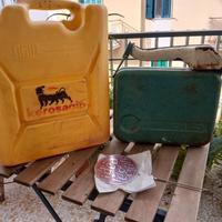 Due taniche benzina vintage AGIP e portatile