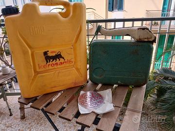 Due taniche benzina vintage AGIP e portatile