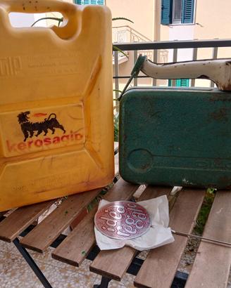 Due taniche benzina vintage AGIP e portatile