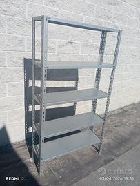 scaffale in metallo