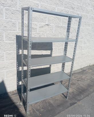 scaffale in metallo