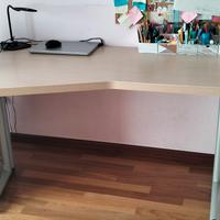 scrivania con sedia