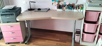 scrivania con sedia