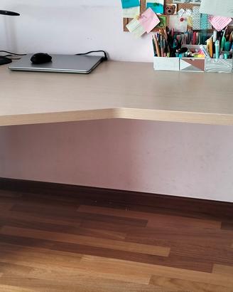 scrivania con sedia