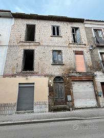 Stabile indipendente da ristrutturare con cortile