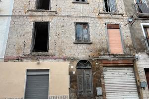 Stabile indipendente da ristrutturare con cortile