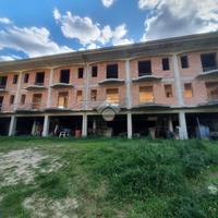 VILLA A SCHIERA A VEROLI