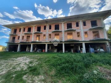 VILLA A SCHIERA A VEROLI