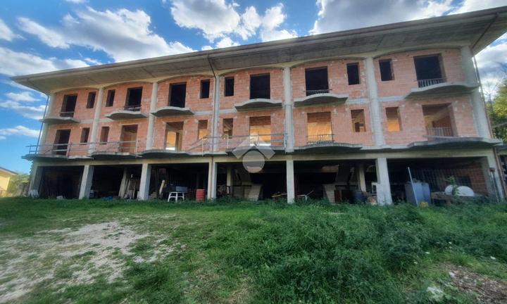 VILLA A SCHIERA A VEROLI