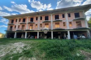 VILLA A SCHIERA A VEROLI