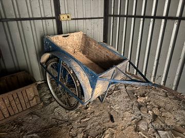 Antico carretto da trasporto in legno e ferro