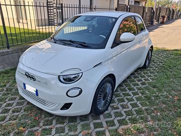 Fiat 500e 42 kWh ICON con telecamera