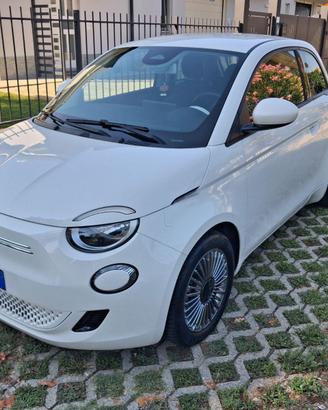 Fiat 500e 42 kWh ICON con telecamera