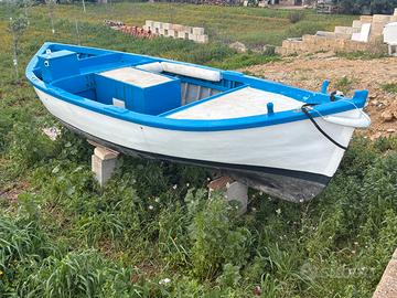 Gozzo in legno resinato con motore entrobordo