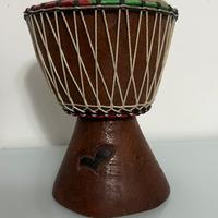 Djambe africano artigianale intagliato in legno