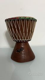 Djambe africano artigianale intagliato in legno