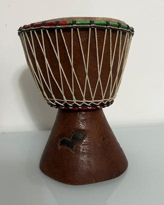 Djambe africano artigianale intagliato in legno