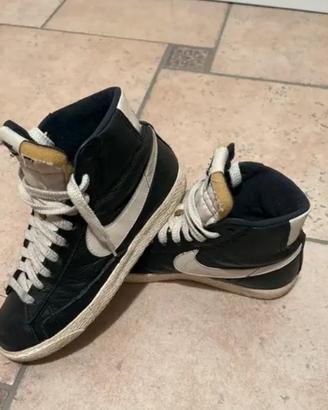 Nike alte in  pelle nere N 37.5 .
