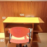 Scrivania e sedia girevole